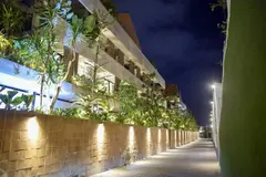Public Area Anagata Canggu - jalur masuk malam hari
